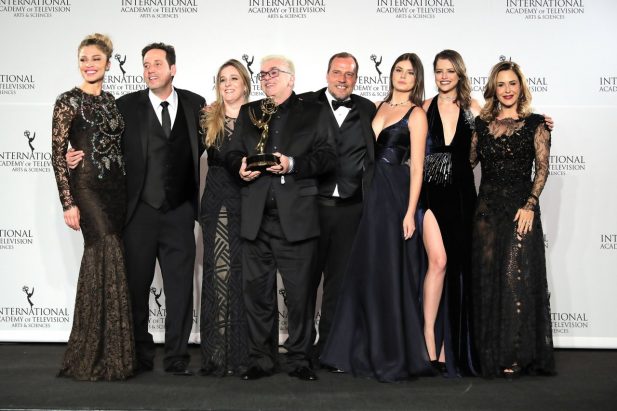 "Verdades secretas", exibida pela TV Globo, Emmy Internacional de melhor novela, em 2016. (Foto: Getty)