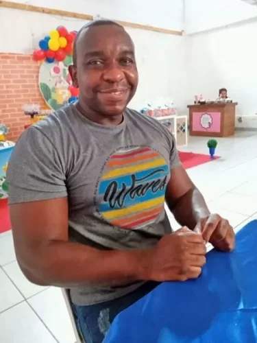 Durval Teofilo Filho De 38 Anos Chegava Em Casa Do Trabalho Quando Foi Atingido Na Barriga 1643904490494 V2 450x600.jpg