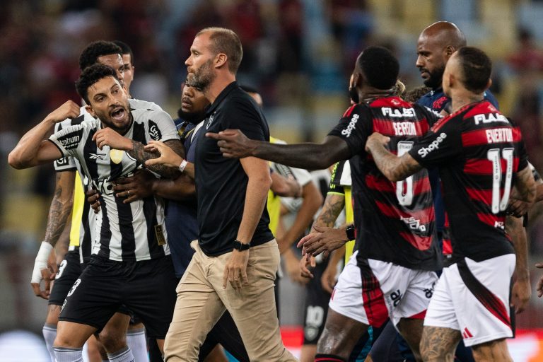 Confronto entre jogadores do Flamengo e Botafogo. (Foto: Getty)