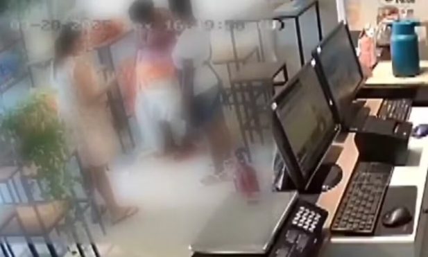 Câmeras de segurança registraram o momento em que Jucione se despe. (Foto: Reprodução/TV Bahia)